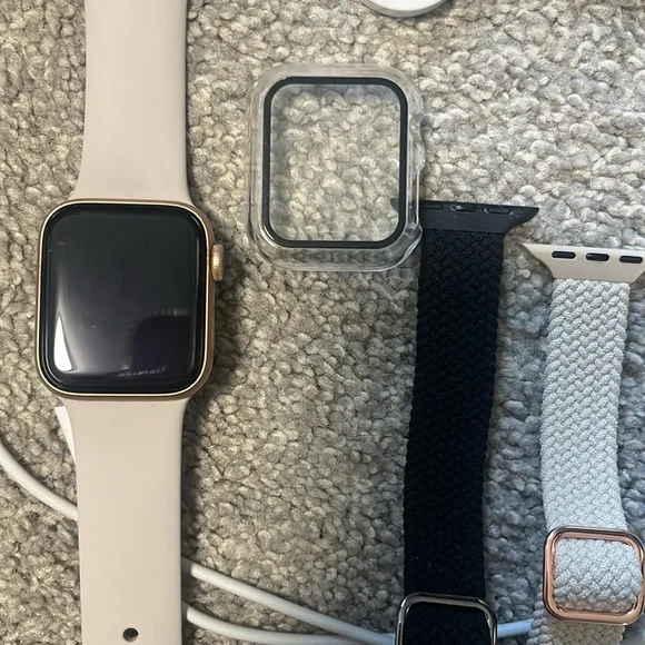Apple Watch SE 40 MM with Extra Bands and Charger - Picture 3 of 5